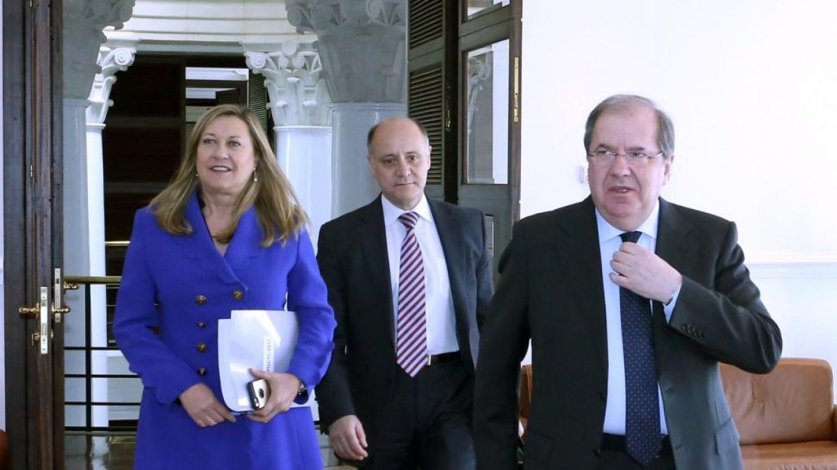 El presidente de la Junta, Juan Vicente Herrera, presenta el proyecto de Presupuestos Generales de la Comunidad para el año 2017. Junto a él, la consejera de Economia y Hacienda, Pilar del Olmo, y el director general de Presupuestos, José Armando Baeta .-ICAL