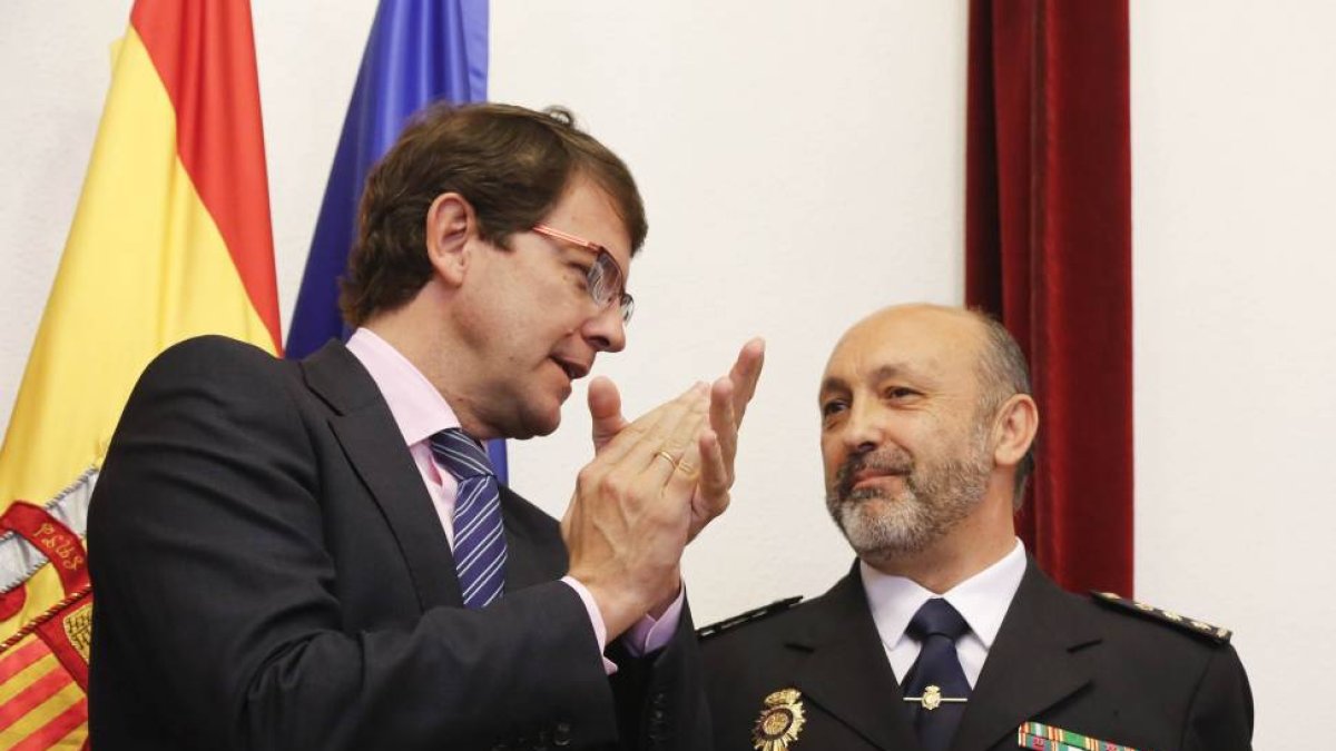 Toma de posesión del nuevo comisario jefe provincial de Policía de Salamanca, Francisco Martín Ancín. En la imagen junto al alcalde de Salamanca Alfonso Fernández Mañueco-Ical