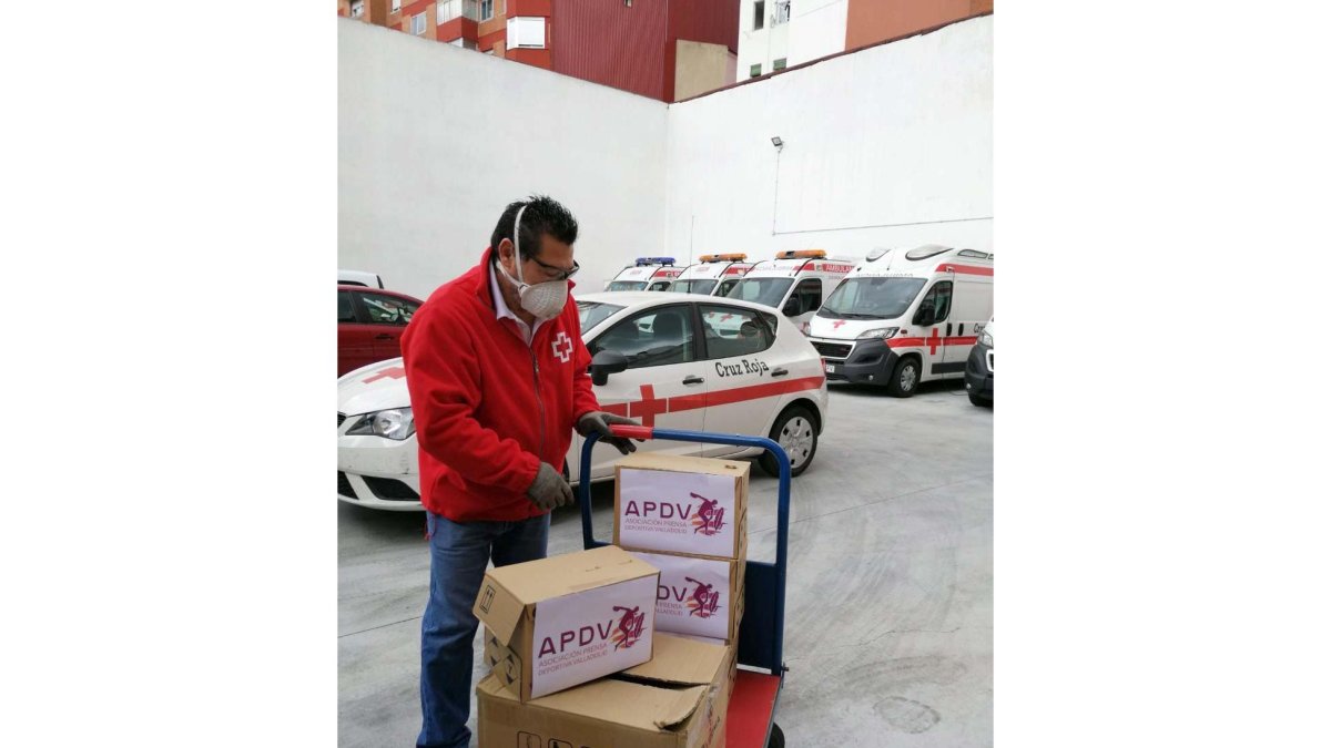 La asociación de prensa de Valladolid entrega mascarillas, guantes y geles hidroalcohólicos a Cruz Roja. - E.M.