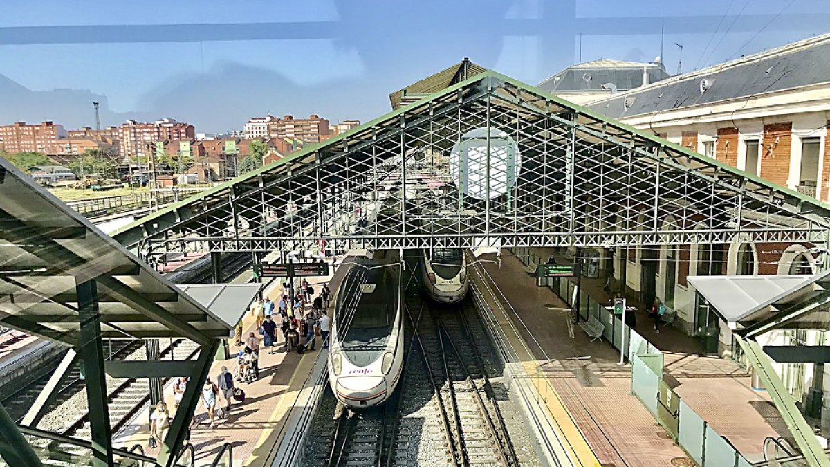 Imagen de archivo de un tren en la estación de trenes Campo Grande de Valladolid.- ICAL