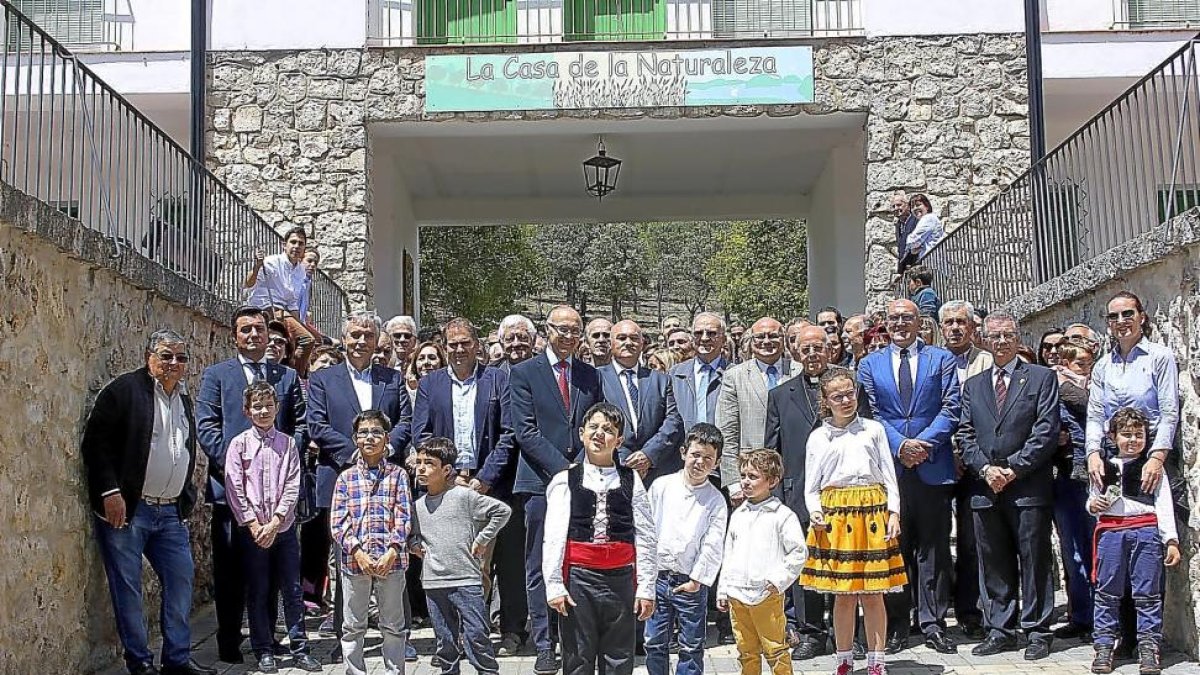 ecinos y autoridades ayer, durante la celebración del 60 aniversario de La Santa Espina-EL MUNDO