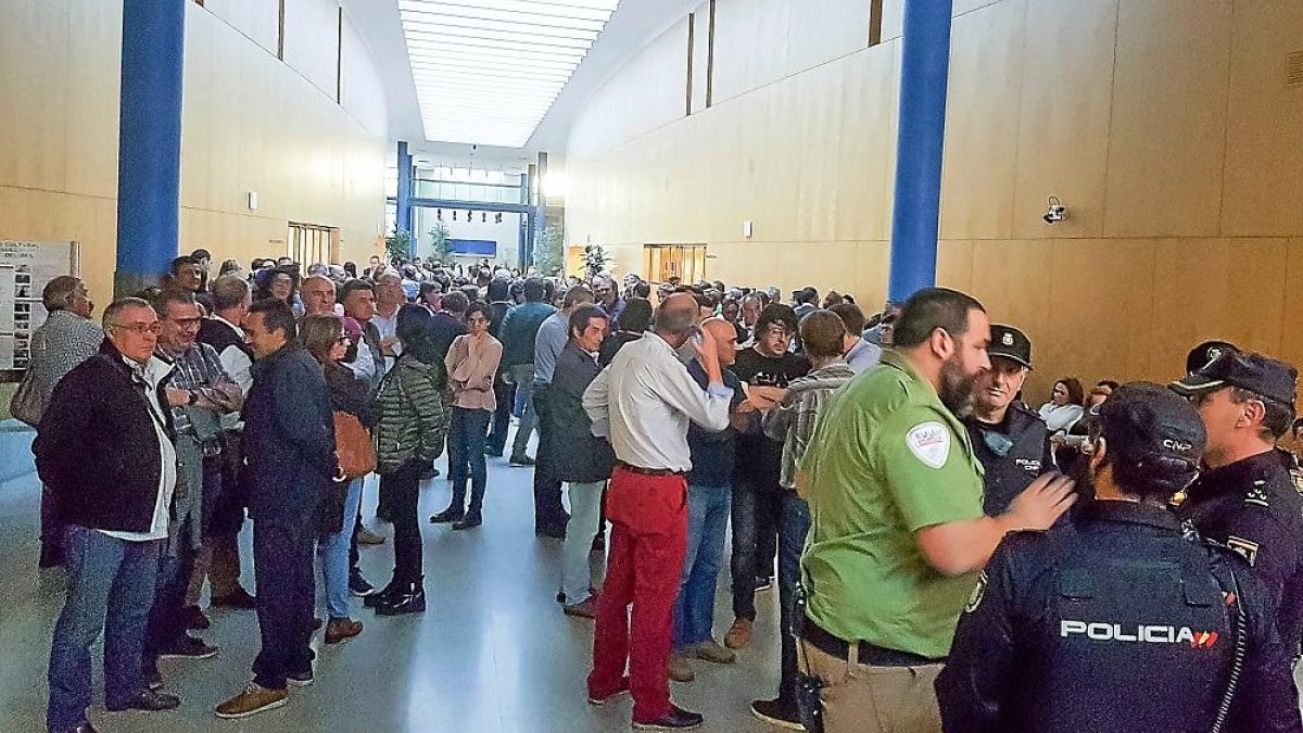 Veterinarios que se encerraron ayer en la Consejería de Agricultura y Medio Ambiente.-E.M.