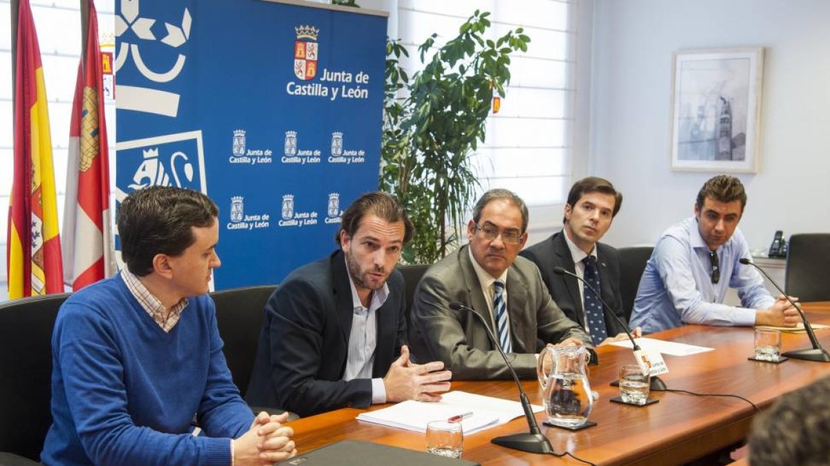 De I a D; el joven empresario, Gonzalo Ruiz; el director general del Instituto de la Juventud, César Burón; el delegado de la Junta en Burgos, Baudilio Fernández Mardomingo; el representante de Ibercaja, Jorge Sicilia; y el también joven empresario Jorge -Ical