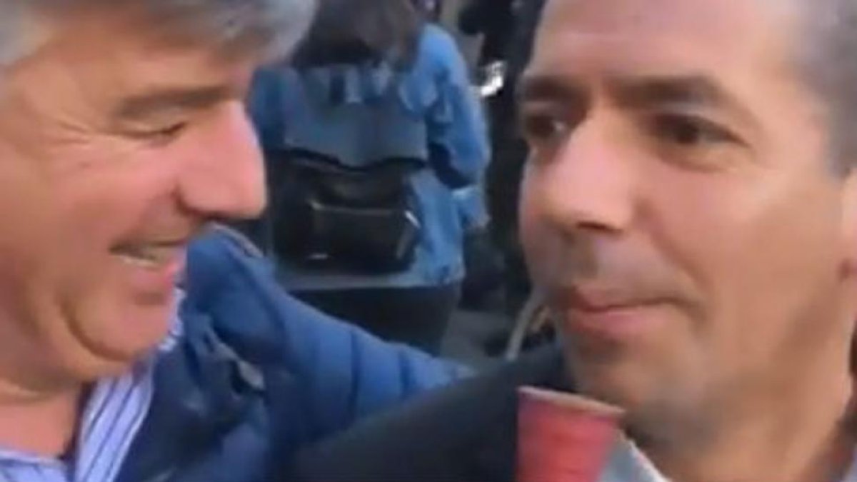 Las redes han estallado con el vídeo de dos hombres que insultan a las mujeres en al manifestación del 8-M de Sevilla.-PERIODICO (TWITTER / DEBILBAO MARIO)