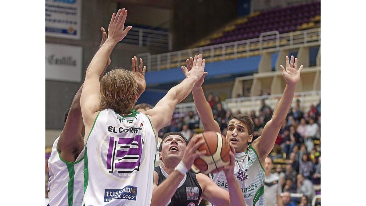 Sergio de la Fuente, rodeado en el partido de ayer por cuatro rivales del Araberri.-Pablo Requejo