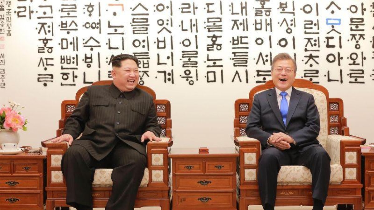 Kim Jong Un y Moon Jae-in, pactan el final de las tensiones armamentísticas entre las dos coreas.-STR (AFP)