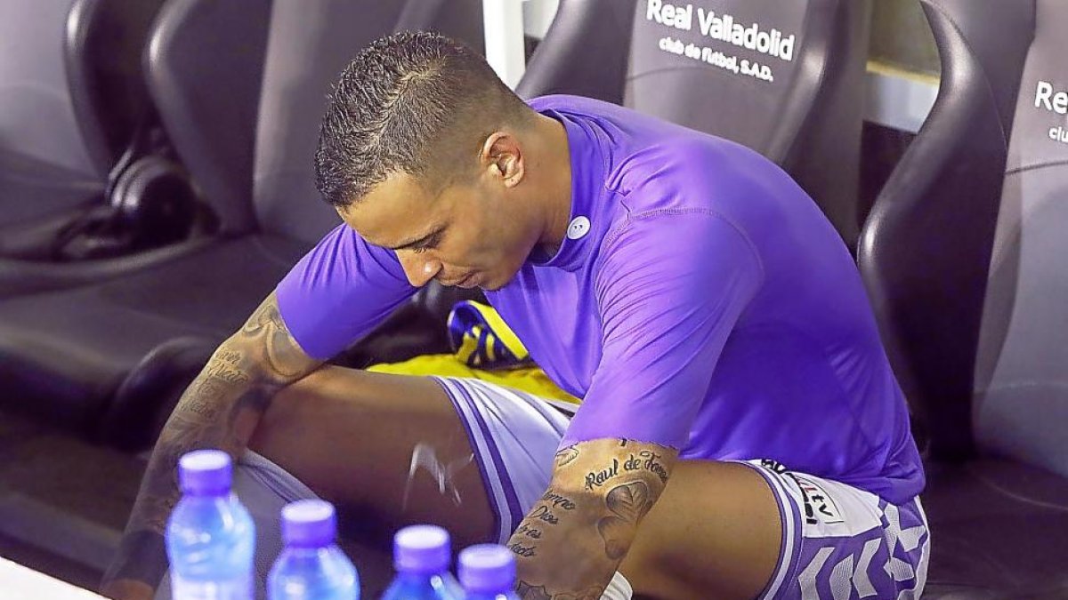 Raúl de Tomás, abatido tras quedar el Real Valladoid fuera de la promoción al final de la Liga.-J.M. LOSTAU