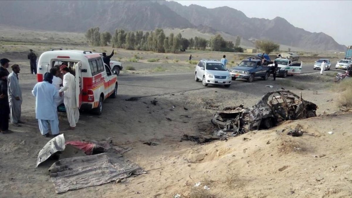 El coche en el que iba Mullah Akhtar Mansour quedó reducido a un amasijo de hierros tras el ataque estadounidense.-Abdul Malik