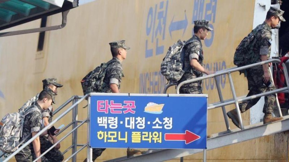 Soldados surcoreanos embarcan para hacer maniobras.-EFE / YONHAP