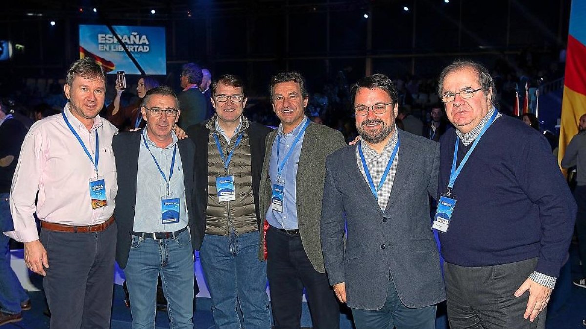 Fernández Mañueco, tercero por la izquierda, y Herrera, primero por la derecha, junto a candidatos.-ICAL