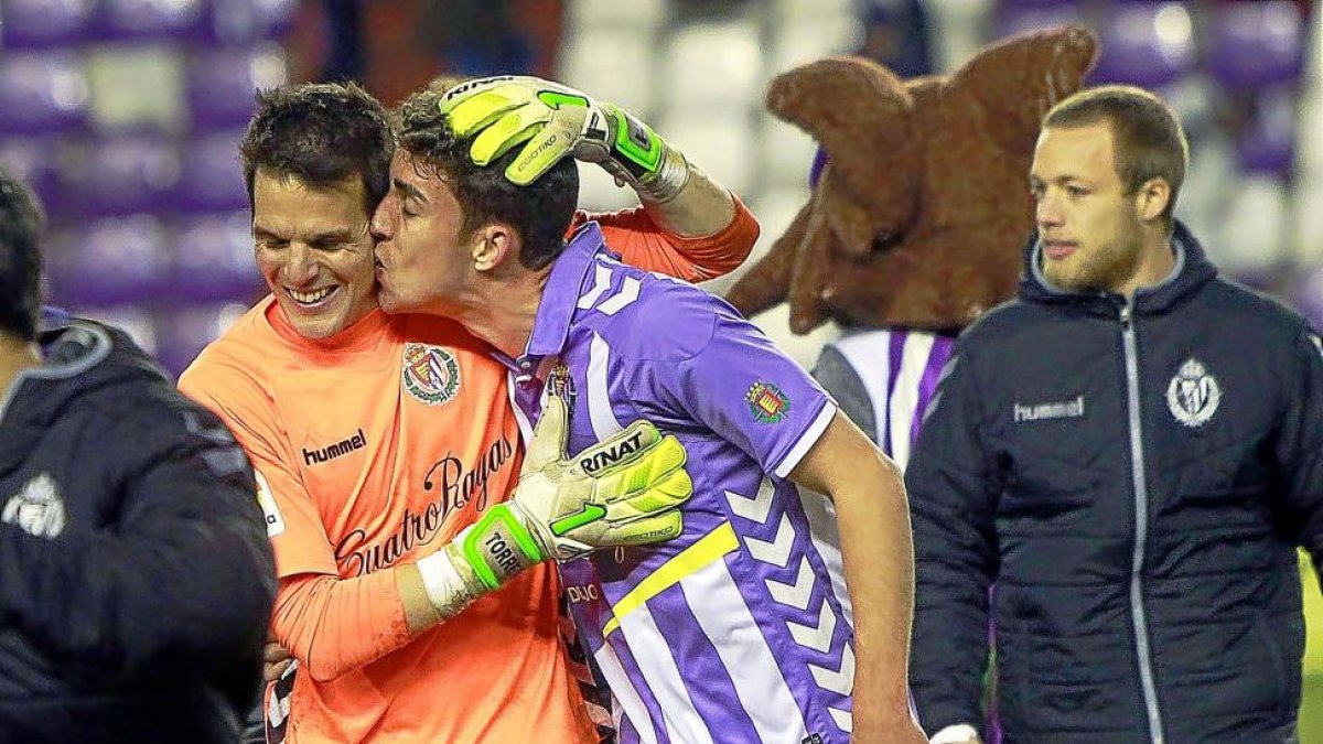 Mata besa a Pau Torres, que en el tiempo añadido evitó el empate del Rayo tras un remate letal de Javi Guerra.-J.M.LOSTAU