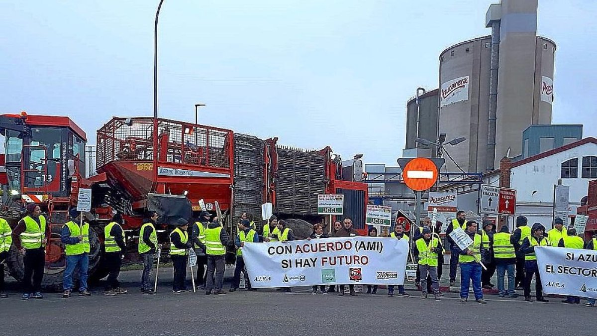 Los remolacheros cortaron ayer la entrada de camiones a la molturadora de Miranda.-ICAL