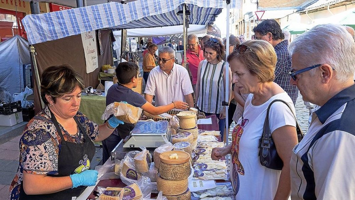 Los visitantes prueban los quesos de uno de los stands que acogió el Mercado del Queso.-PABLOREQUEJO