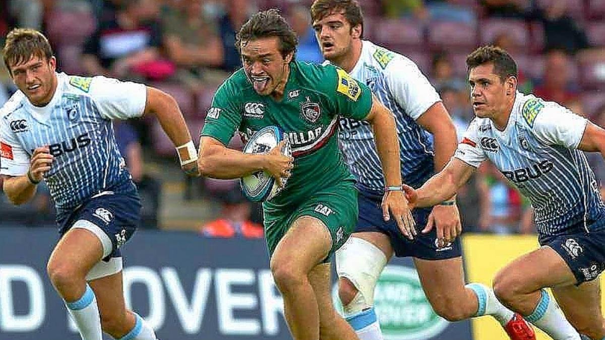 Oliver Bryant corre con el oval perseguido por tres rivales.-LEICESTER FOOTBALL CLUB
