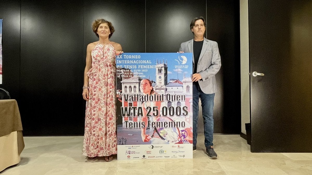 La concejala de Deportes Mayte Martínez junto al presidente de la Territorial de Tenis, José Luis Corujo, con el cartel del Torneo. / EM