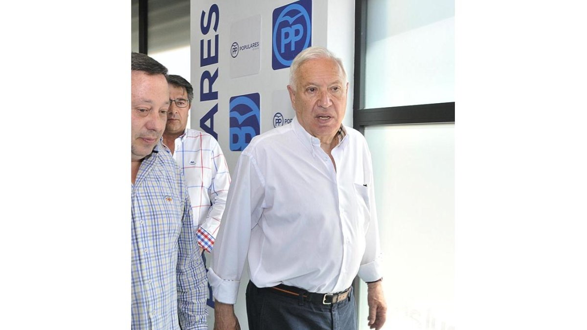 García Margallo se reunió ayer con militantes sorianos.-VALENTÍN GUISANDE