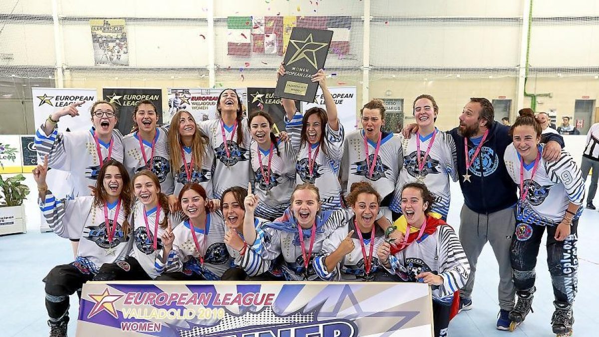 Las Panteras y Ángel Ruiz posan en el polideportivo Canterac con las medallas y el trofeo conquistado.-J. M. LOSTAU