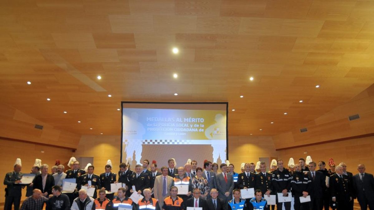 El consejero de Fomento y Medio Ambiente de la Junta de Castilla y León, Juan Carlos Suárez-Quiñones, entrega las medallas al Mérito de la Policía Local y de la Protección Ciudadana. En la imagen, foto de familia de los galardonados y autoridades.-ICAL
