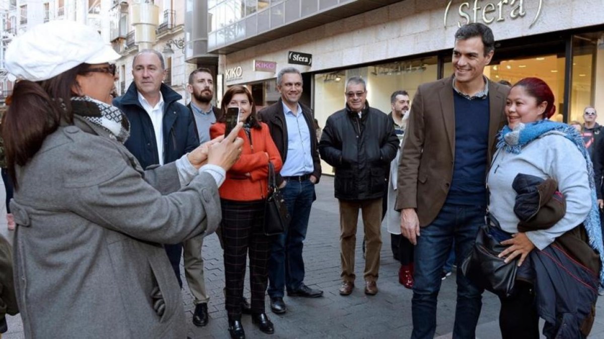 Pedro Sánchez pasea por Valladolid, el pasado jueves.-/ PERIODICO (EFE / NACHO GALLEGO)