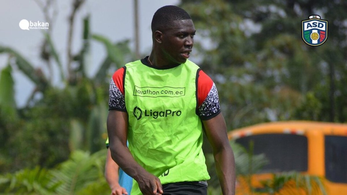 Stiven Plaza durante un entrenamiento con el club ecuatoriano. SANTO DOMINGO