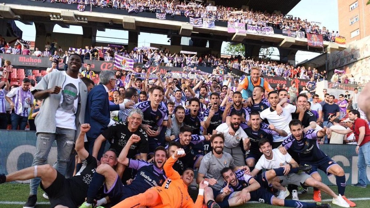 Jugadores y técnicos celebran la permanencia junto a los aficionados que estuvieron en Vallecas.-REAL VALLADOLID