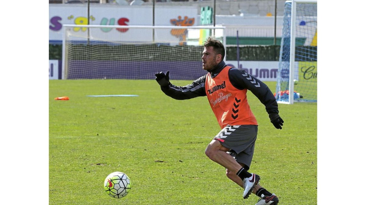 Chica conduce el balón durante el entrenamiento de ayer en los Campos Anexos.-BALCAZA