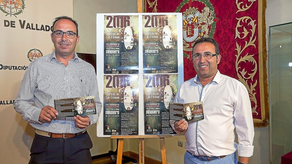 El diputado de Empleo, VÍctor Alonso, junto al alcalde de Pedrajas, Alfonso Romo, en la presentación del certamen.-E. M.
