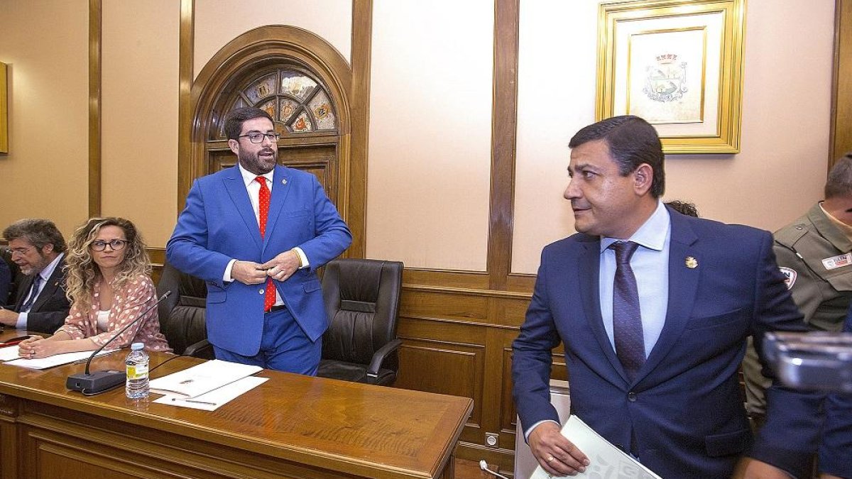 Sánchez Cabrera y el nuevo presidente de la Diputación, Carlos Gacía, durante el pleno de la Diputación de Ávila.-ICAL