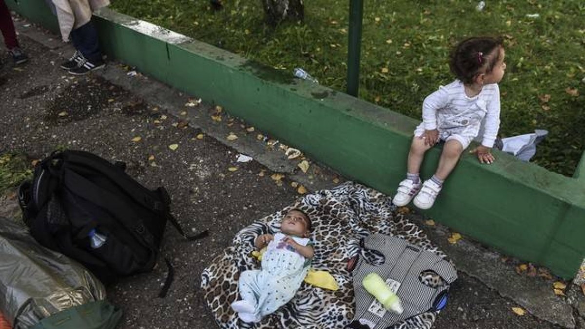 Niños refugiados de corta edad en la frontera de Croacia.-AFP / ARMEND NIMANI