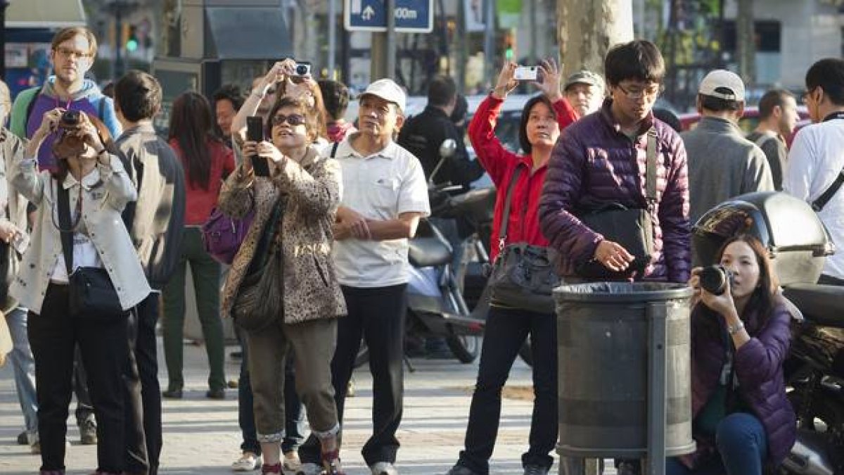 Turistas chinos en el paseo de Gràcia de Barcelona.-Foto: DANNY CAMINAL