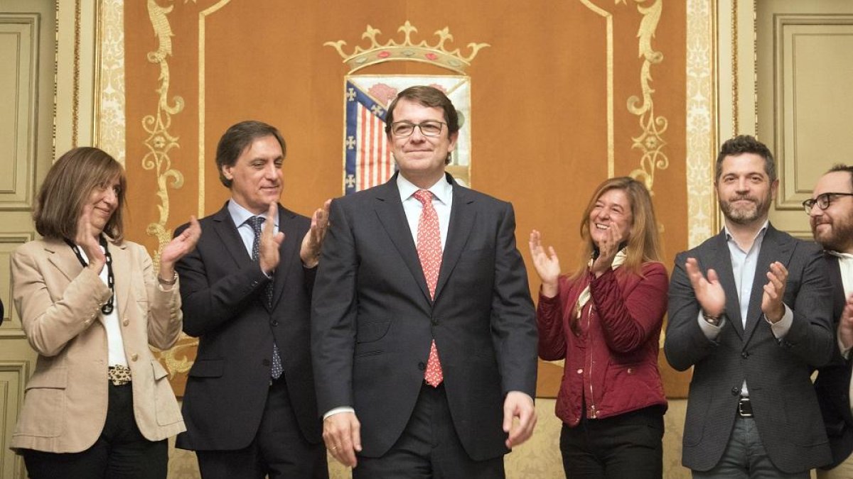 El alcalde de Salamanca, Alfonso Fernández Mañueco ofrece una rueda de prensa, en compañia de su mujer y una de sus hijas, acompañado de los concejales del PP, donde hace balance de sus años como alcalde y se despide.-ICAL