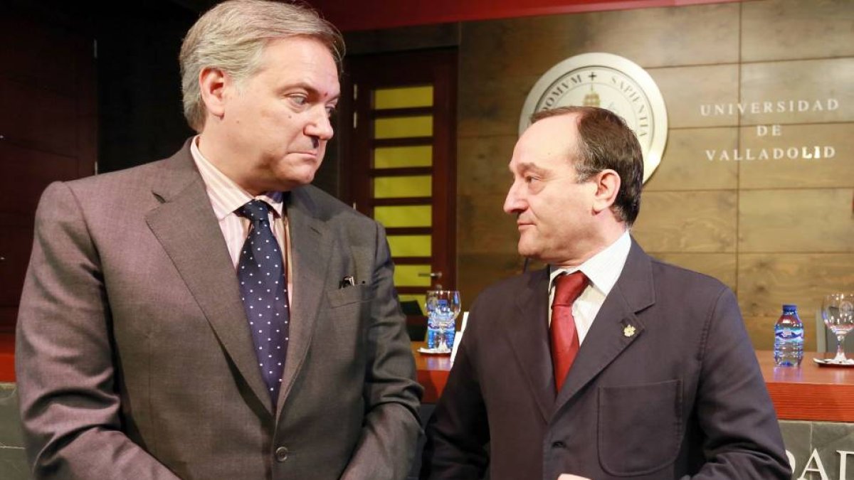 El rector de la Universidad de Valladolid, Daniel Miguel San José, y el director general de Telefónica en el Territorio Centro, Adrián García, presentan iniciativas de apoyo a los jóvenes emprendedores-Ical