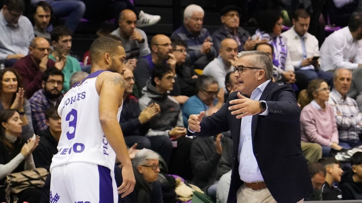 Paco García alecciona a Mike Torres durante el partido ante Cantabria. / J. M. LOSTAU