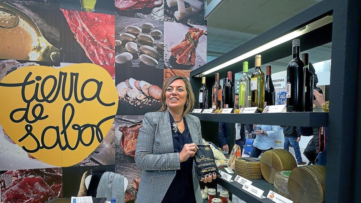 Milagros Marcos, durante su visita al stand de Tierra de Sabor en Madrid Fusión.-ICAL