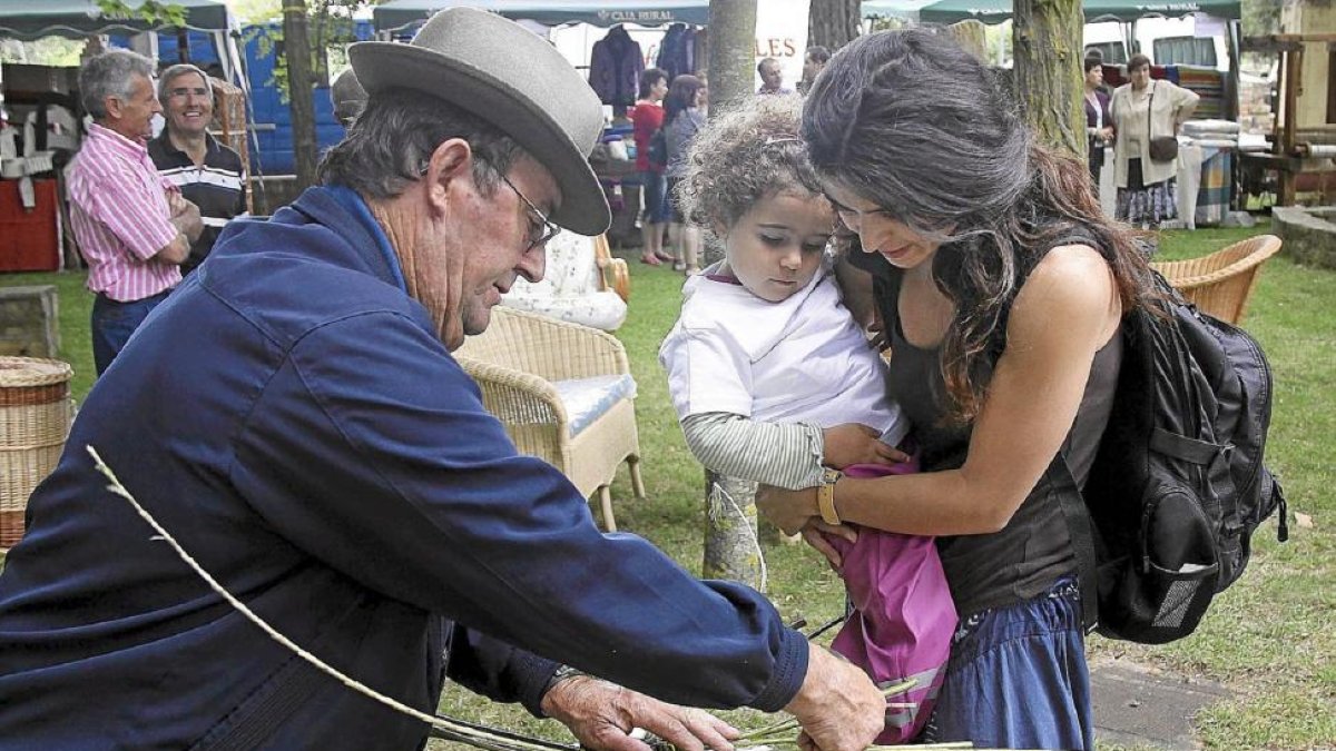 Imagen de uno de los puestos que se concentran en la Feria de Artesanía de Val de San Lorenzo.-ICAL