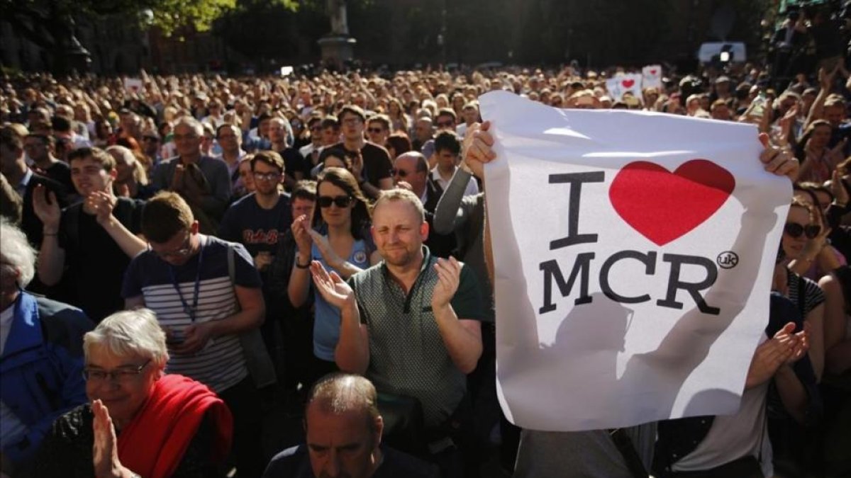 Una multitud sigue la vigilia en la plaza de Albert Square, en Manchester, tras el ataque suicida en el concierto de Ariana Grande, el 23 de mayo.-AP / EMILIO MORENATTI