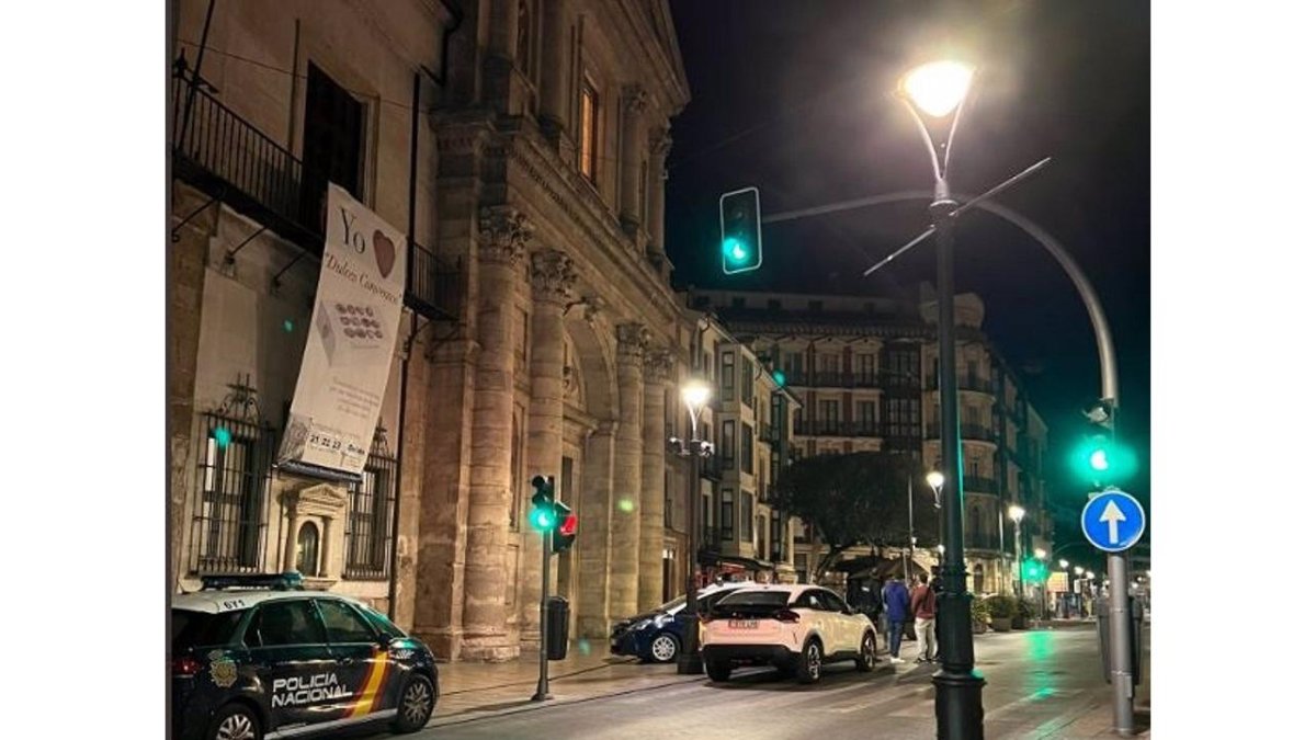 Vehículos de la Policía en la fachada de las Angustias. E.M.