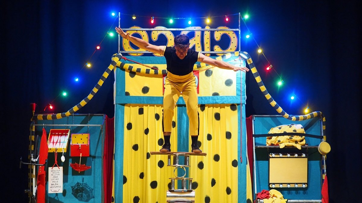 Equilibrista del Espectáculo «Cándido» de la compañía La Nordika en CircOlmedo en el teatro.- PHOTOGENIC