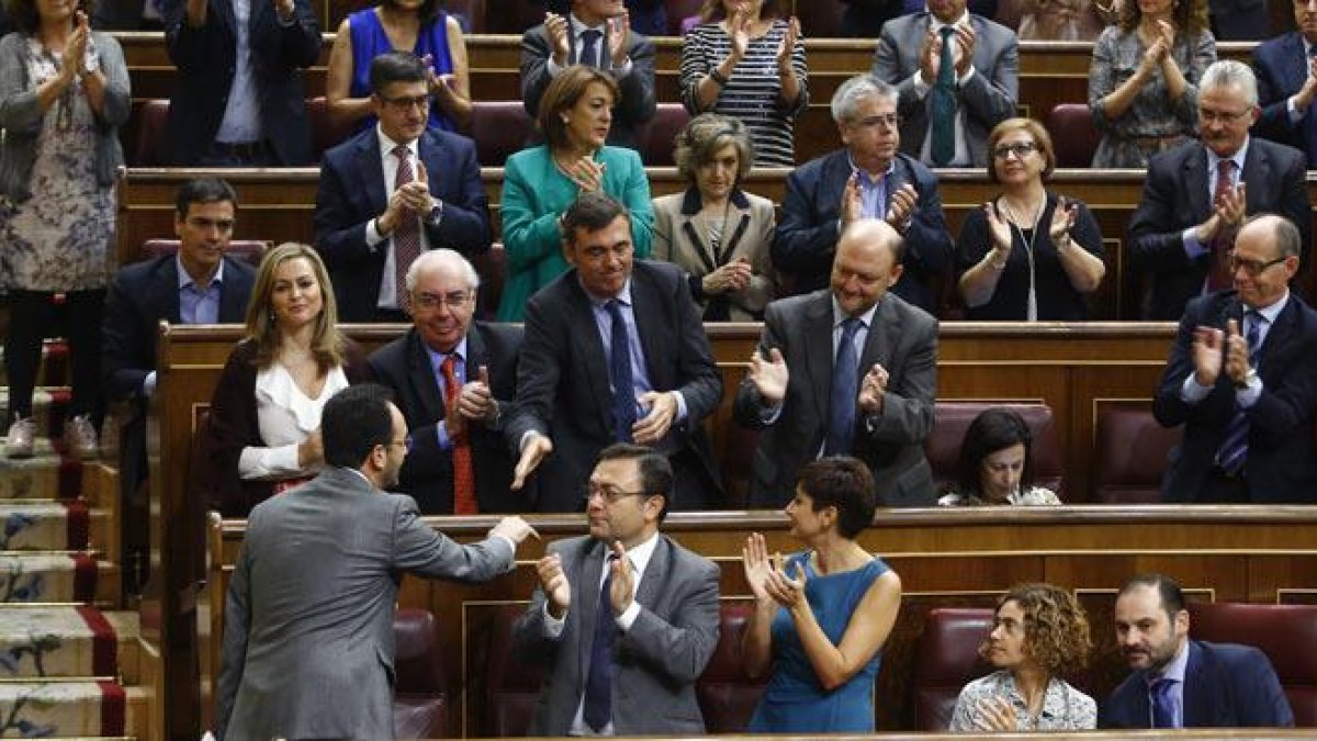 Pedro Sánchez no aplaude las intervenciones de Antonio Hernando en el debate de investidura de Mariano Rajoy.-AGUSTÍN CATALÁN