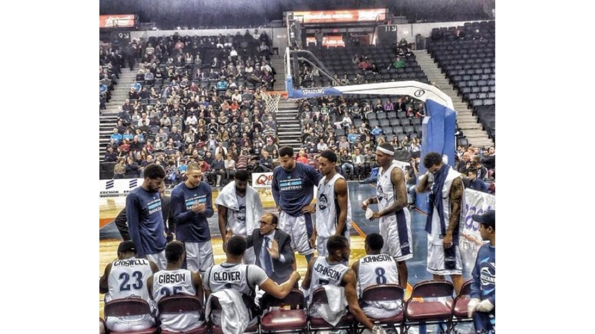 Hugo López, en el centro, da instrucciones a su actual equipo, el Halifax Hurricanes de Canadá.-EL MUNDO