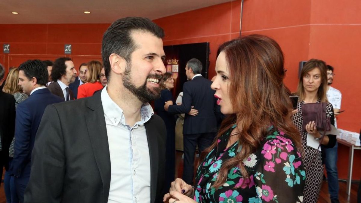 La presidenta de las Cortes, Silvia Clemente, conversa con el portavoz del Grupo Socialista, Luis Tudanca, durante la entrega de los Premios Castilla y León 2016 y de la Medalla de Oro a la Universidad de Salamanca.-ICAL