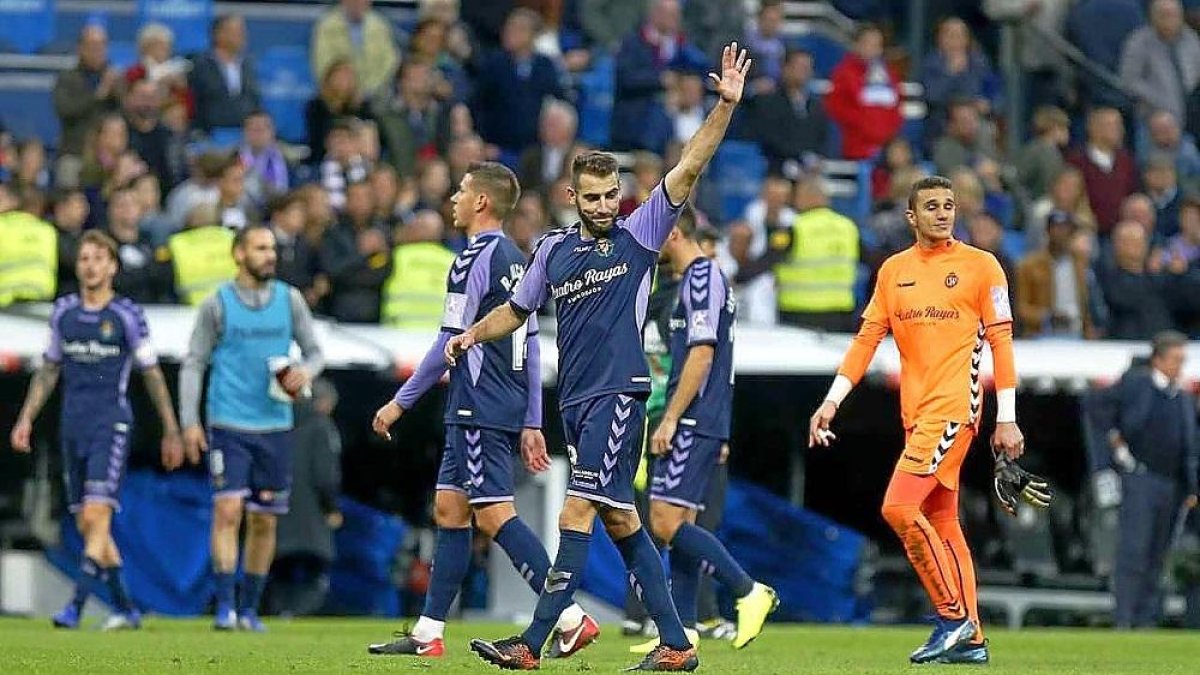 Antoñito saluda ante Alcaraz y Masip mientras el equipo se retira tras el final del partido.-PHOTO-DEPORTE