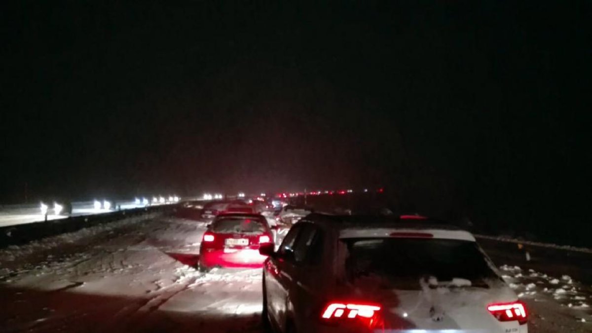 Vehículos bloqueados por la nevada en Segovia.-ICAL