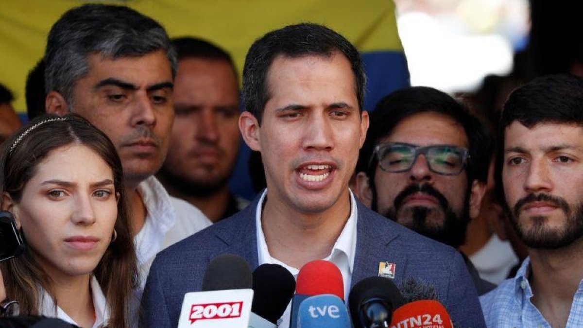 El presidente interino de Venezuela, Juan Guaidó, en una rueda de prensa.-REUTERS