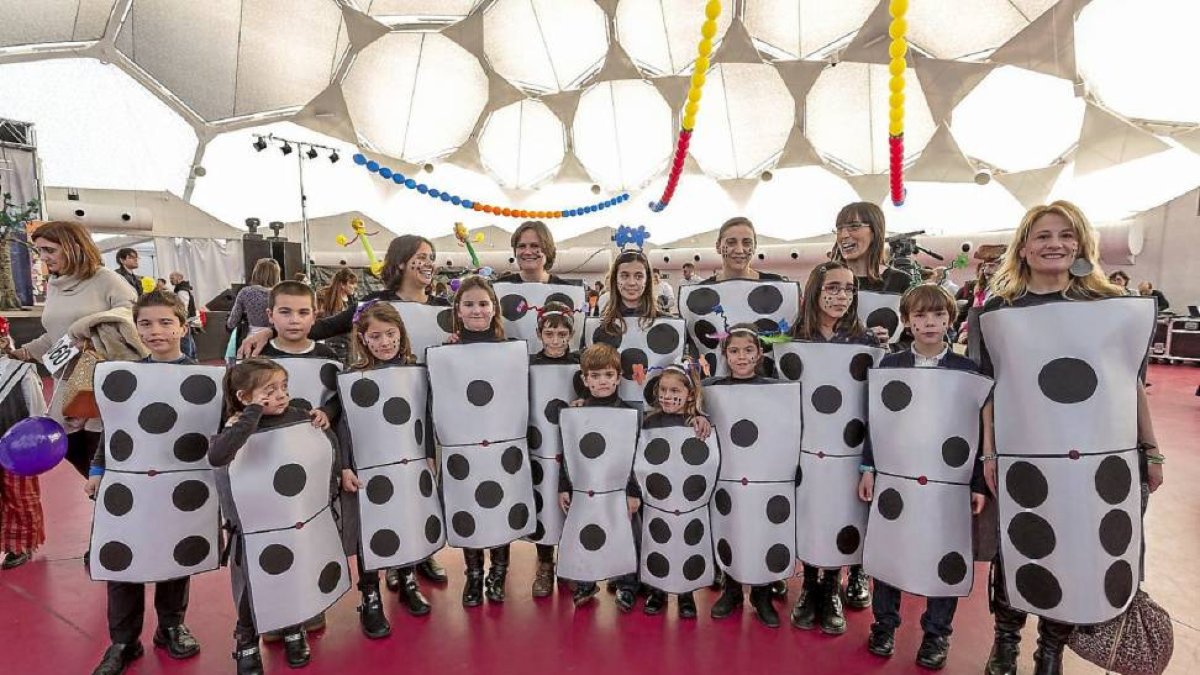 Un grupo de familiares vestido de piezas de dominó-M. Á. SANTOS