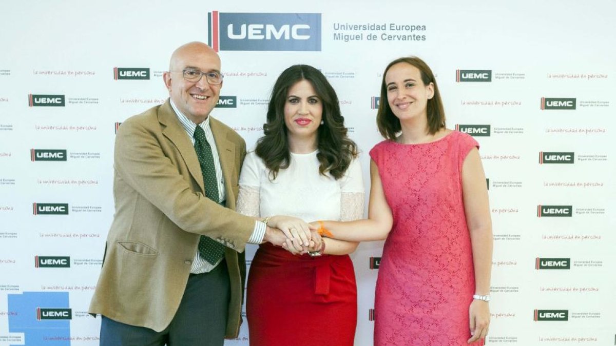 Jesús Julio Carnero, Imelda Rodríguez y Pilar Vicente en la firma del convenio entre ambas instituciones.-E. M.