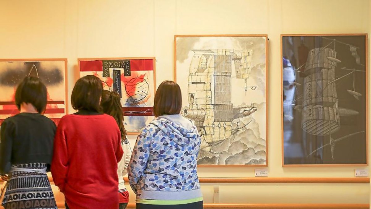Tres mujeres contemplan obras de Coello y Díaz-Pinés.-MIGUEL ÁNGEL SANTOS