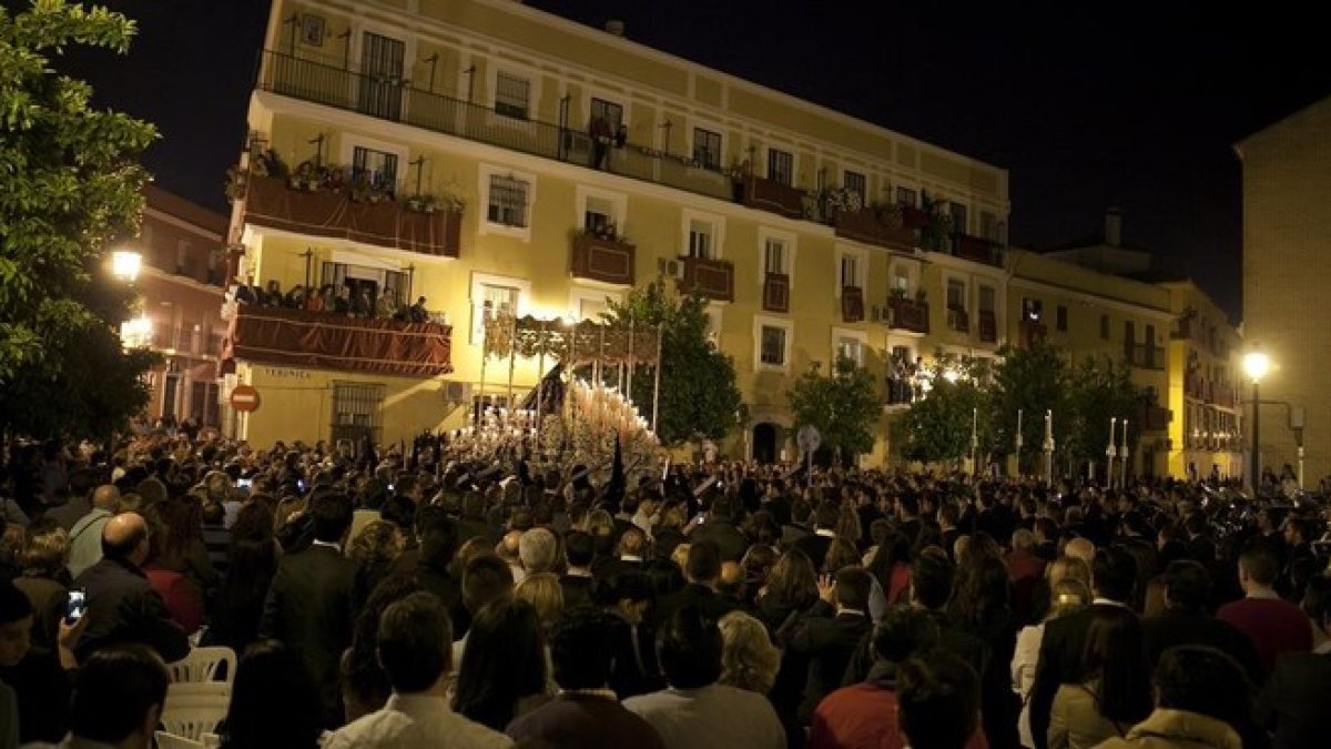Balcones llenos de gente al paso de la procesión de la hermandad de Los Gitanos, en la Semana Santa sevillana del 2014.-AFP / GOGO LOBATO