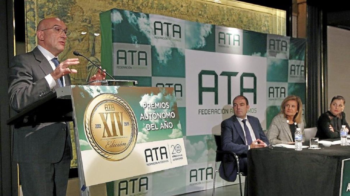 El presidente de la Diputación recoge en Madrid el premio de manos de Lorenzo Amor, Fátima Báñez y Soraya Mayo.-ICAL