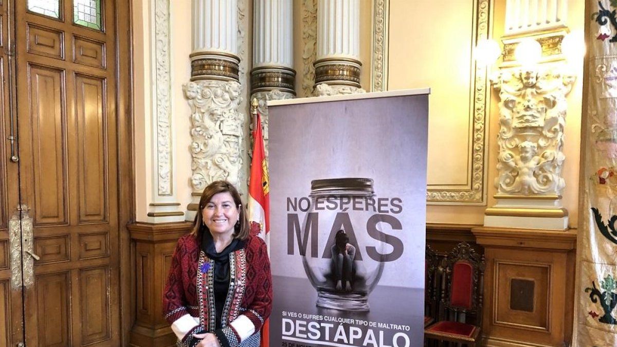 La concejal de Educación, Infancia e Igualdad, Victoria Soto posa junto al cartel del Día Contra la Violencia de Género.-EUROPA PRESS